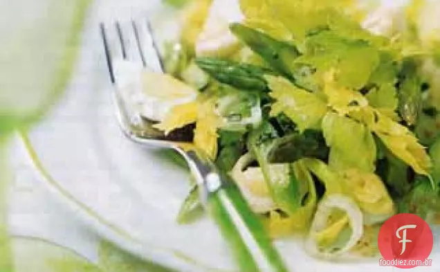 Salada de espargos com folhas de aipo, ovos de codorna e vinagrete de estragão