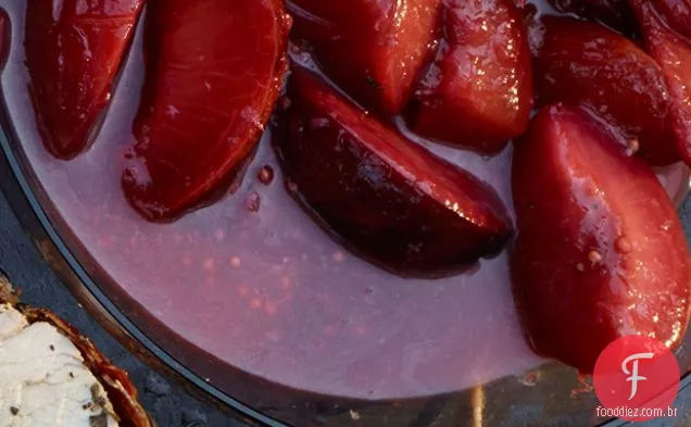 Melba de pêssego com molho de caramelo queimado
