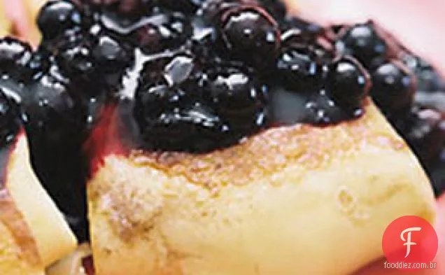 Blintzes de queijo com molho de mirtilo