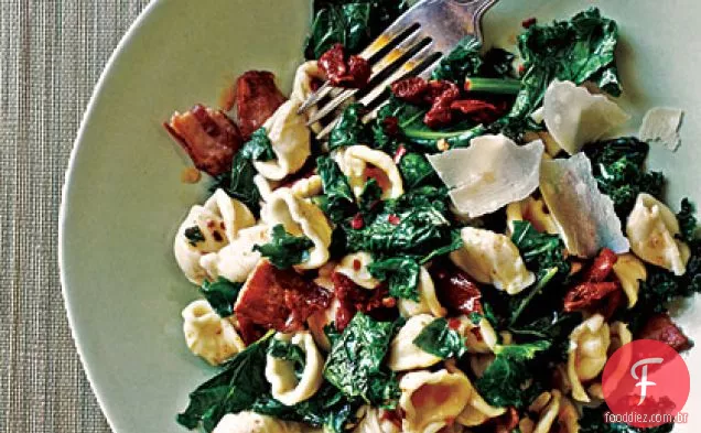 Orecchiette com couve, Bacon e tomates secos ao sol