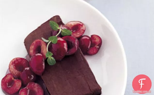 Marquise de chocolate agridoce com molho de cereja