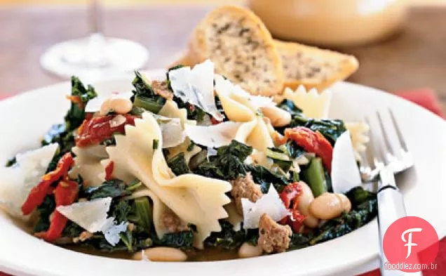 Farfalle com salsicha, feijão Cannellini e couve