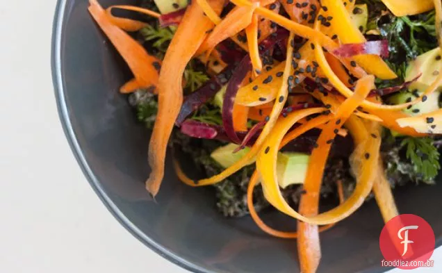 Salada De Couve Crua Com Molho Cremoso De Tahine