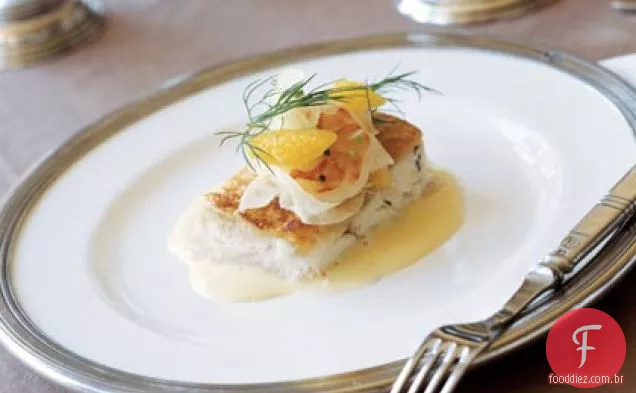 Peixe vermelho à milanesa com camarão, erva-doce e salada de laranja