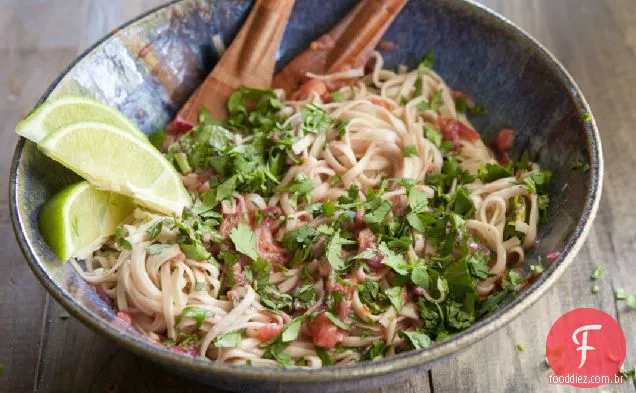 Macarrão Com Couve E Molho Picante De Ruibarbo