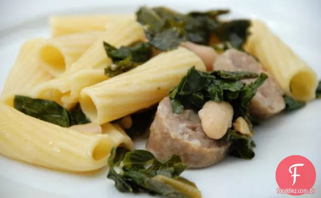 Rigatoni Com Salsicha, Couve E Feijão Branco