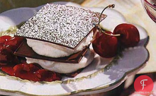 Napoleões de Chocolate com creme de Mascarpone e compota de cereja