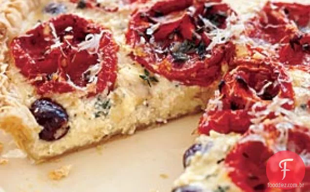 Torta de tomate seca no forno com queijo de cabra e azeitonas pretas