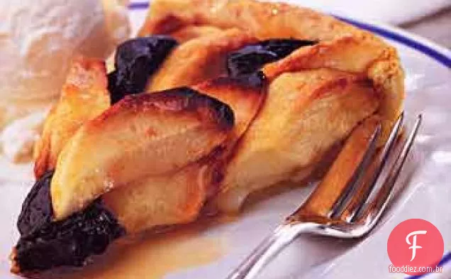 Torta de maçã e ameixa com sorvete de baunilha e conhaque