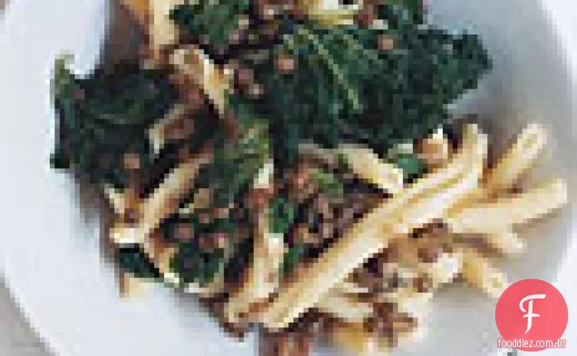 Macarrão com lentilhas e couve