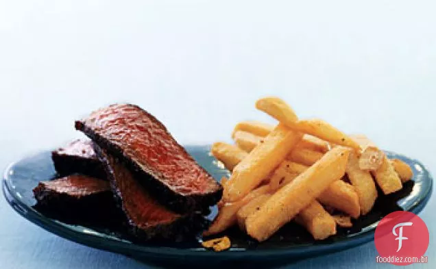 Bife esfregado com especiarias com batatas fritas rápidas de alho