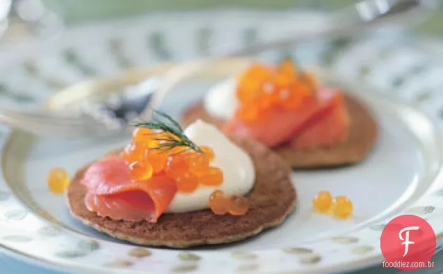 Trigo mourisco Blinis com salmão defumado e Crème Fraîche