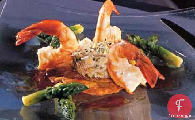 Galetas de batata com caranguejo, camarão e aspargos
