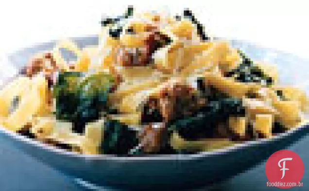 Fettuccine com salsicha e couve