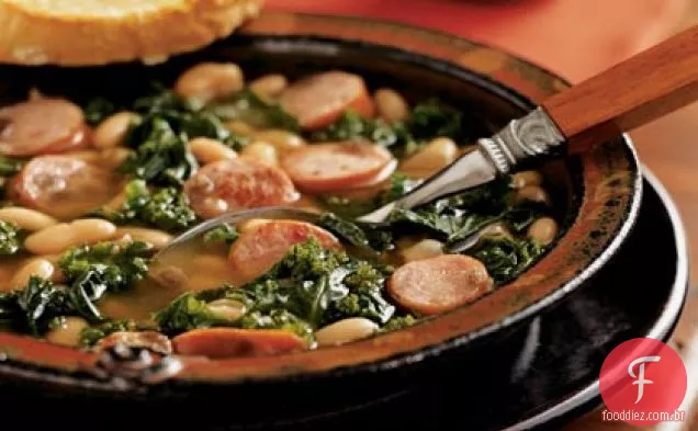 Cannellini guisado com salsicha e couve e torradas de queijo