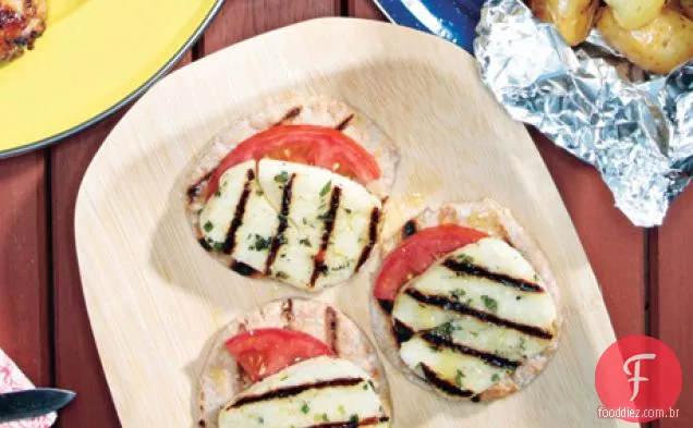 Queijo grelhado e pilhas de tomate