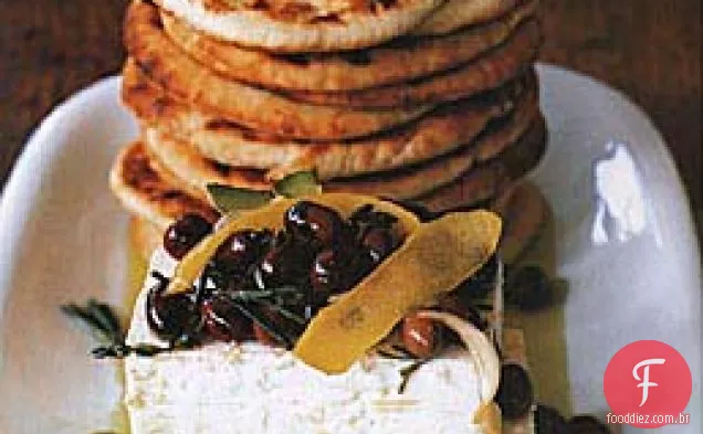Feta e azeitonas Niçoise marinadas com Pitas grelhadas