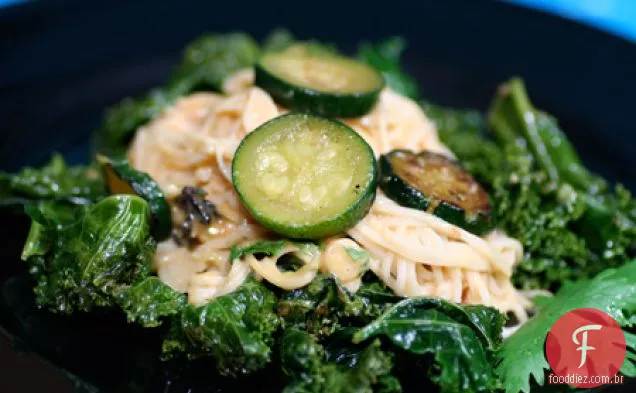 Macarrão Com Molho De Amendoim, Couve E Abobrinha
