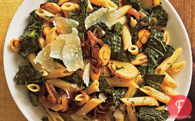 Macarrão Com Couve preta, cebola caramelizada e pastinaga