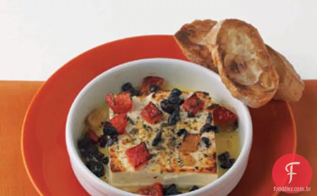 Queijo feta assado com azeitonas e pimentões vermelhos