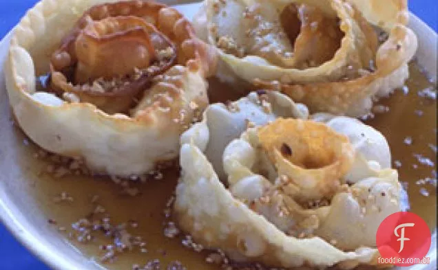 Espirais de massa frita com mel, gergelim e nozes
