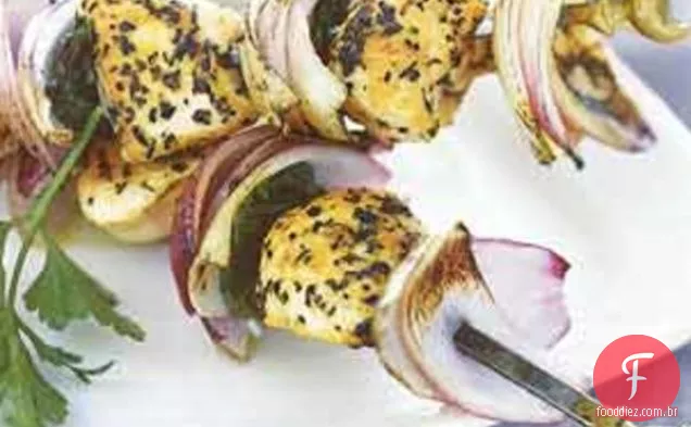 Frango grelhado, cebola roxa e Kebabs de hortelã com salada grega