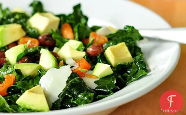 Salada De Couve Com Damascos, Abacate E Parmesão