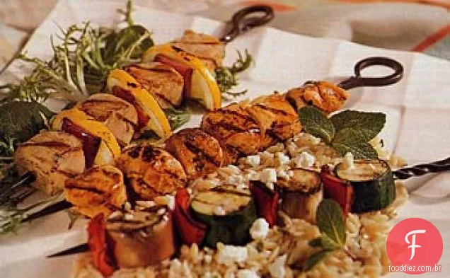 Kebabs vegetais de estilo grego com Orzo e Feta