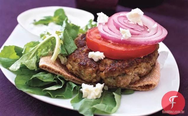 Hambúrguer grego com rúcula, tomate e queijo Feta