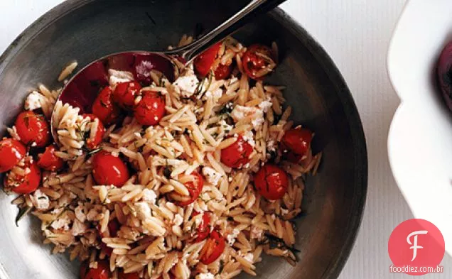 Orzo com queijo Feta, tomate e endro