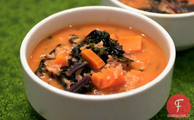 Sopa De Curry Vermelho Com Arroz E Couve Roxa