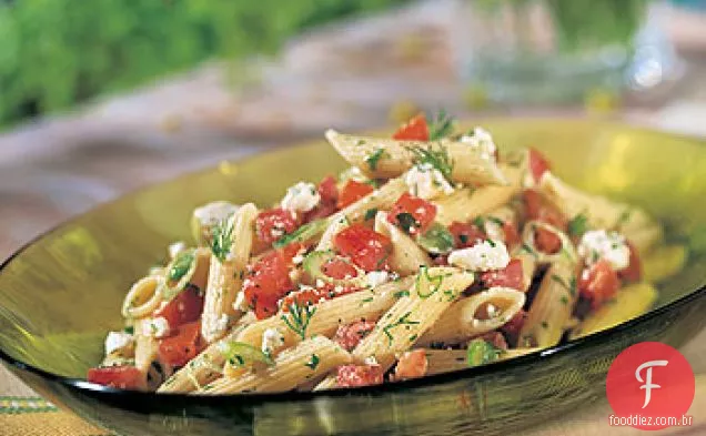 Penne de estilo grego com tomates frescos, queijo Feta e endro