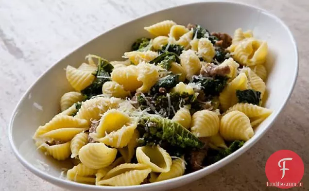 Massa de casca com salsicha e verduras