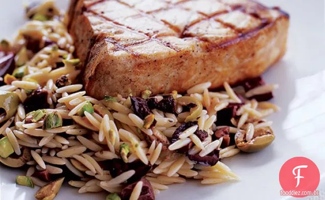 Espadarte com Orzo, pistache e azeitonas