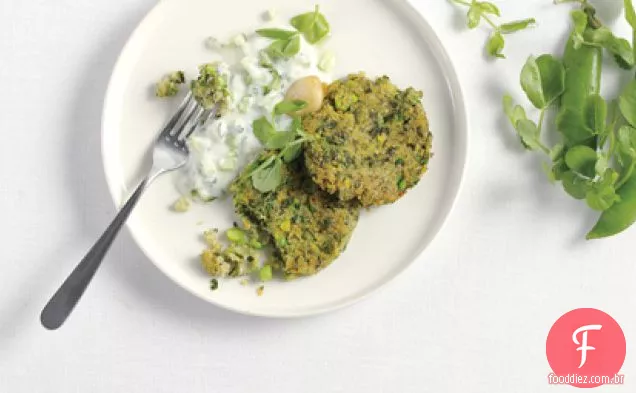 Bolos de lentilha do Sul da Índia com Raita