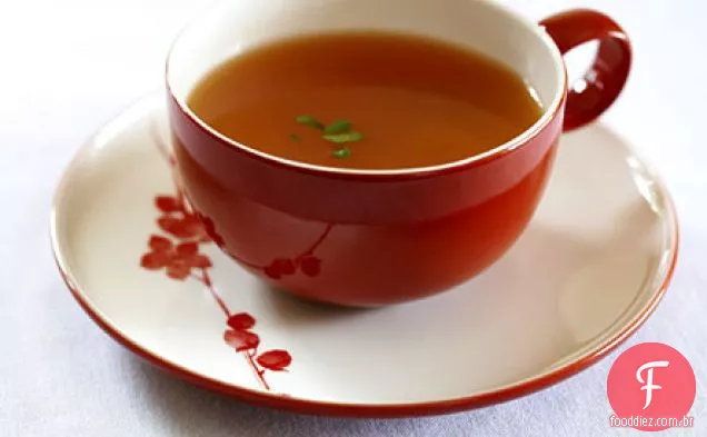 Caldo de tomate e coentro em estilo Country