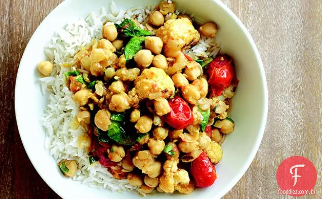 Curry de grão de bico com couve-flor assada e tomate