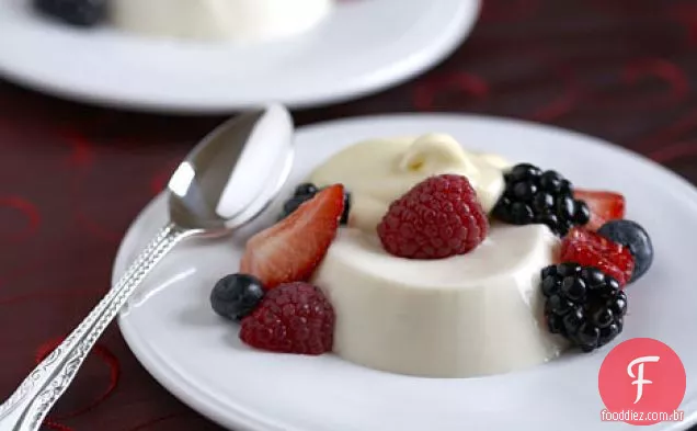 Leitelho Panna Cotta com bagas e baunilha Sabayon