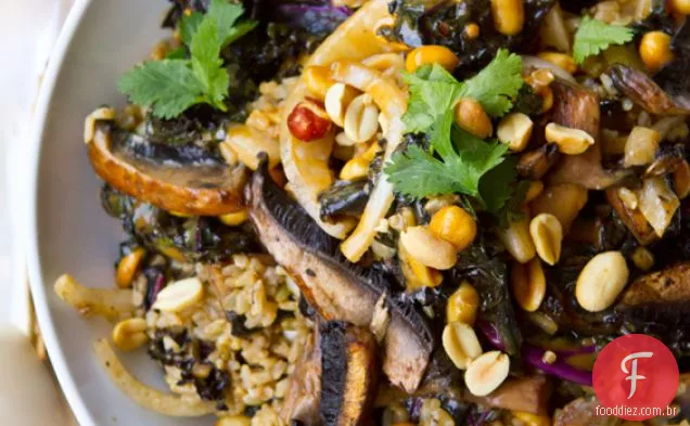 Bacia Picante Do Arroz Da Couve Do Portobello Do Amendoim Com Coentro