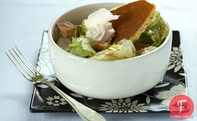 Salada Ananda Caesar com fubá-panqueca de grão de bico