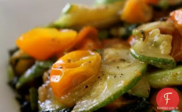 Abóbora de Verão cozida na panela com tomate e couve