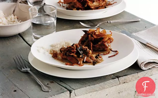 Frango assado aromático com cebola frita