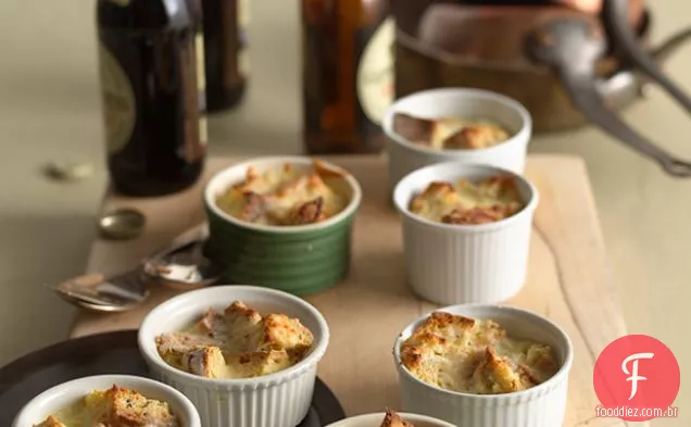 Queijo de fazenda e pudins de Pão de refrigerante de cominho