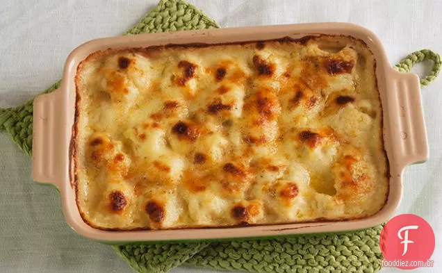 Couve-flor assada com molho de queijo Cheddar