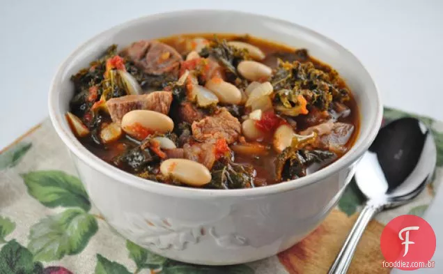 Carne de porco, feijão branco e ensopado de couve