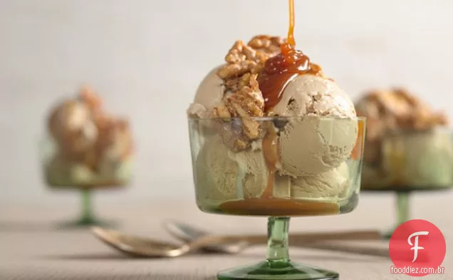 Sundaes de café irlandês com molho de uísque caramelo