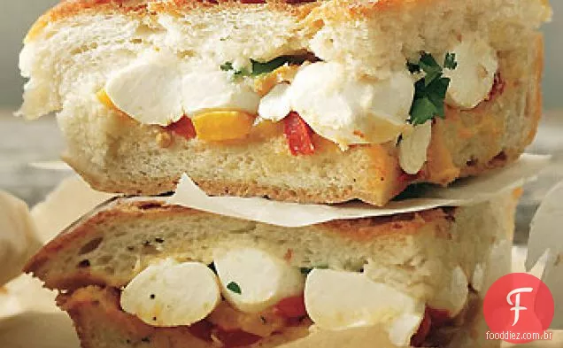 Mozzarella e sanduíches prensados com refrigerador de pimenta