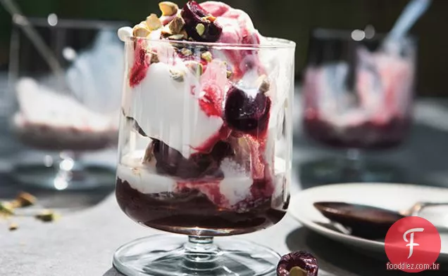Spumoni Sundaes com molho de Fudge quente Espresso