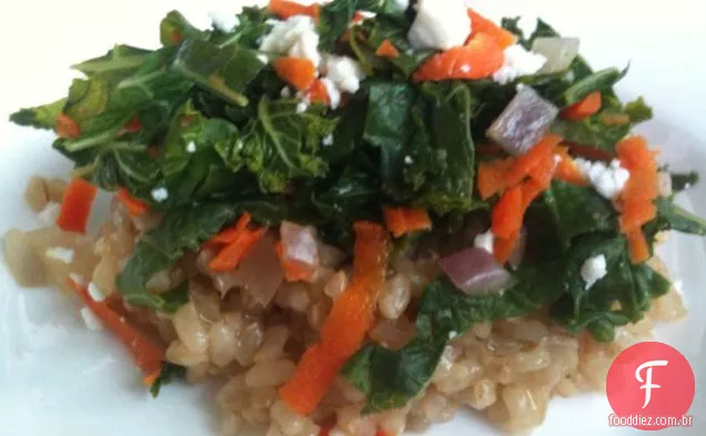 Semana do verde: couve, queijo Feta e cenoura Super Toss