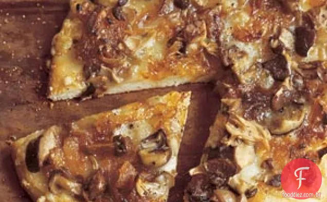 Pizza de cogumelos selvagens com cebola caramelizada, Fontina e alecrim